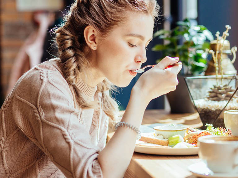 NHỮNG LOẠI THỰC PHẨM NÊN TRÁNH ĐỂ GIẢM KHÔ HẠN Ở PHỤ NỮ TUỔI 40+