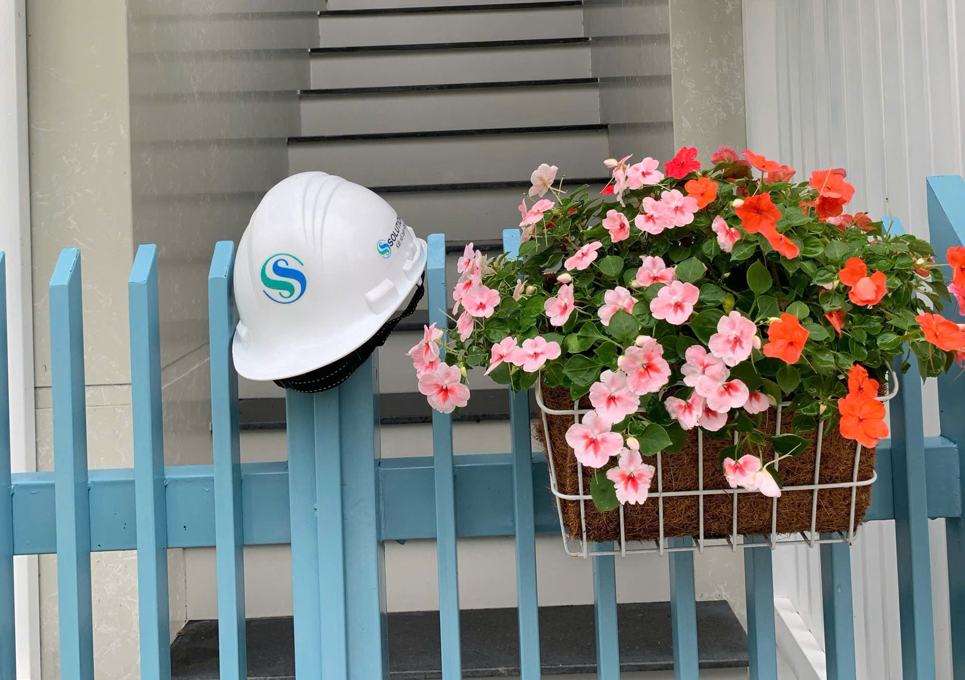 MŨ BẢO HỘ VÀ MŨ SẢN XUẤT TRONG NƯỚC: CHẤT LƯỢNG VÀ GIÁ THÀNH?