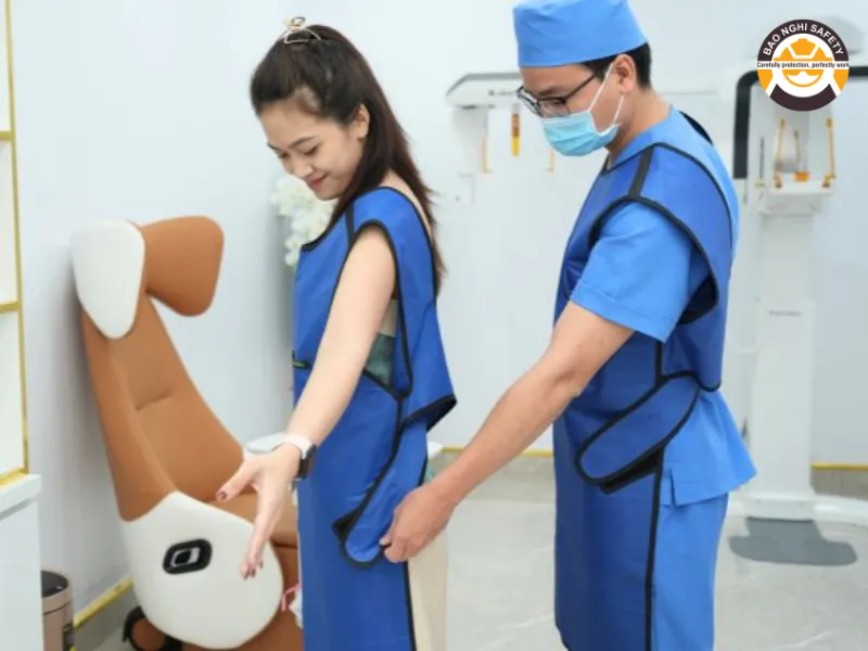 Áo chì X-quang hoạt động như thế nào trong việc chắn tia bức xạ?