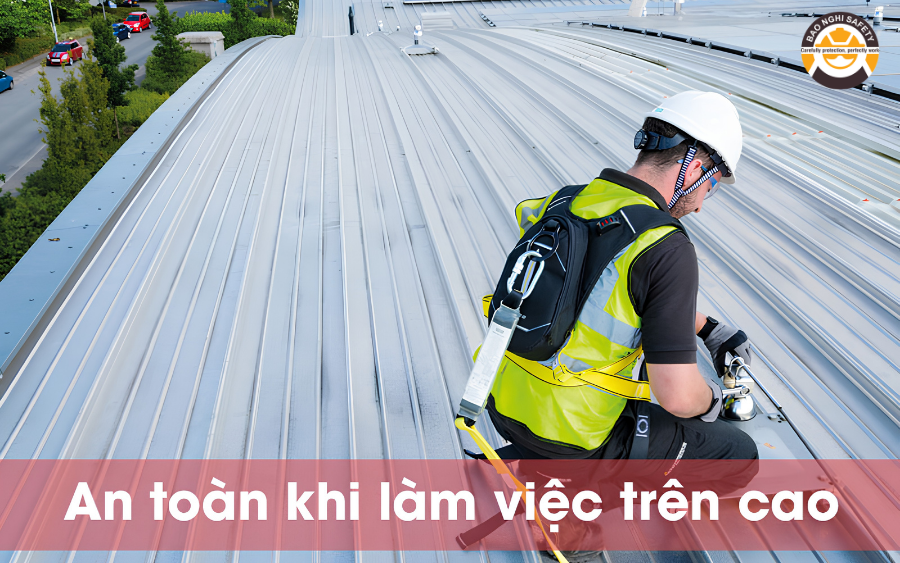PPE cho công nhân làm việc trên cao khi leo mái tôn và lắp đặt biển hiệu