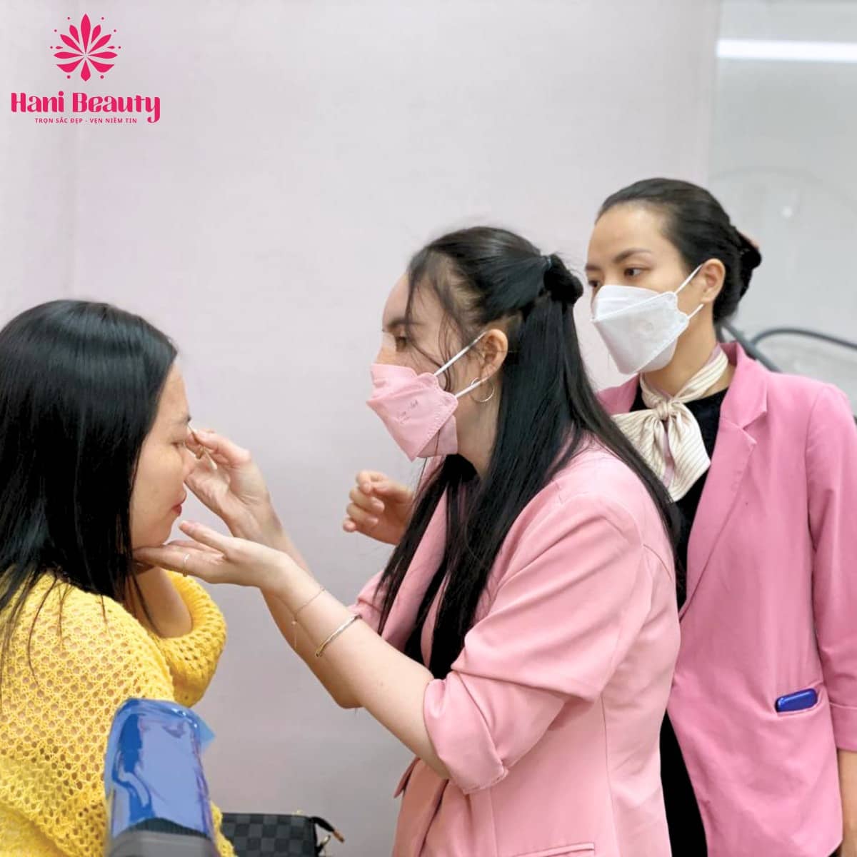 Khóa học phun xăm thẩm mỹ tại Hani Beauty: 80% thực hành, cam kết đầu ra, cấp chứng chỉ và hỗ trợ trọn đời định hướng nghề nghiệp.