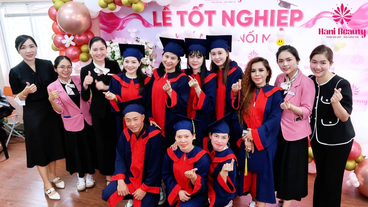 Học phun xăm thẩm mỹ tại Hani Academy giúp học viên nắm vững kỹ thuật, thực hành nhiều và nhanh chóng tự tin ra nghề.