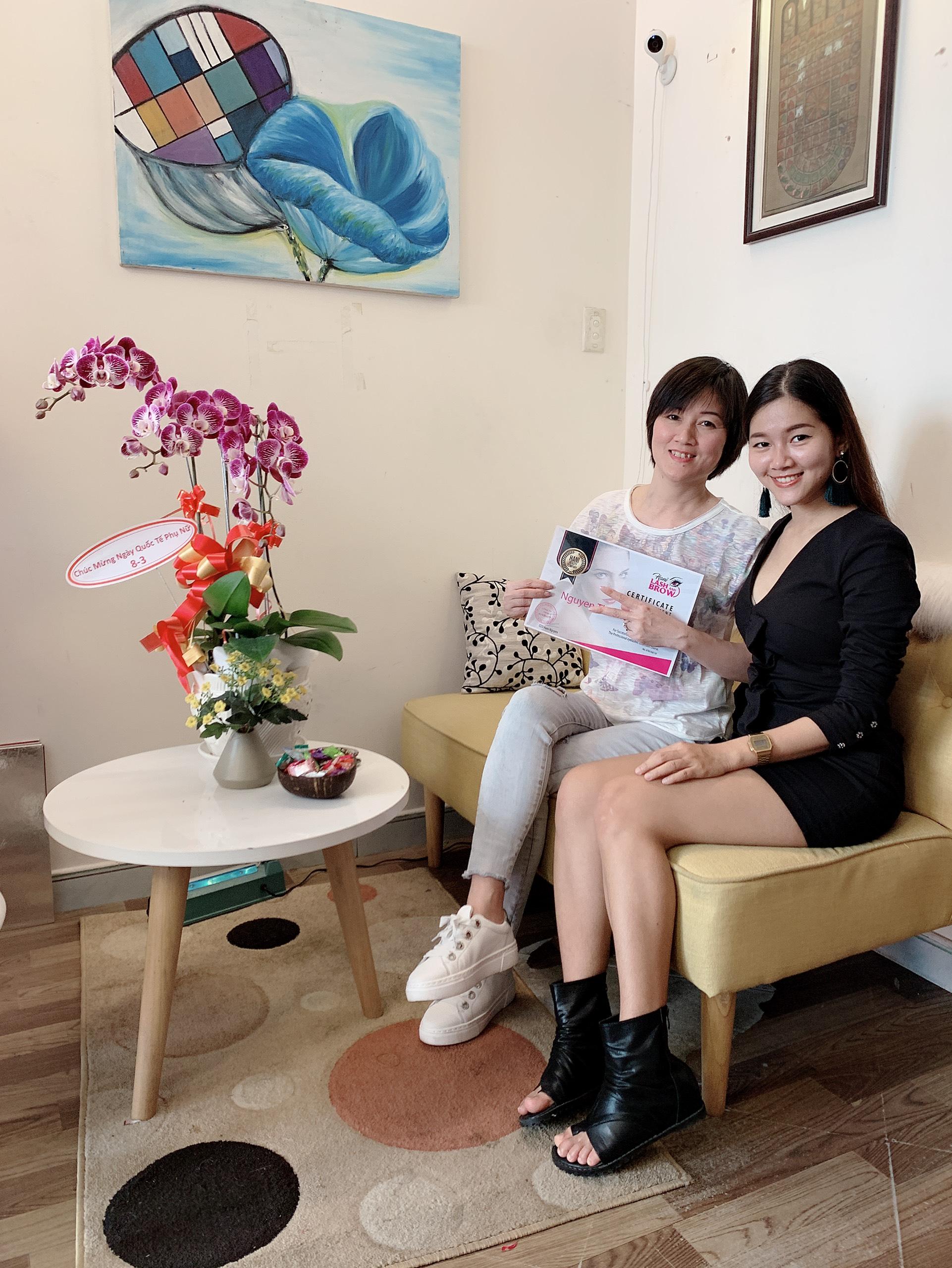 học viên và giảng viên của trung tâm Hani Beauty