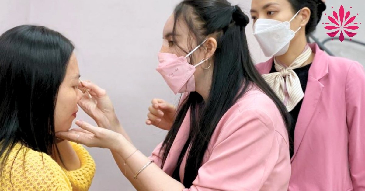 Giảng viên tận tâm chỉnh sửa đường kim khi học phun xăm giá rẻ ở Sài Gòn