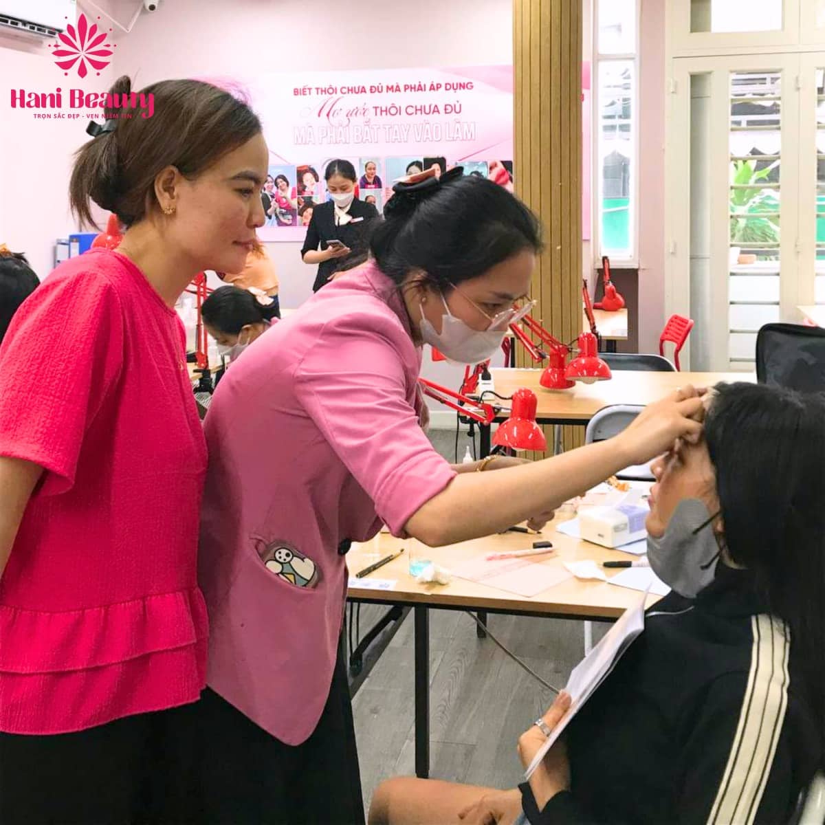 Khóa học phun xăm mở ra cơ hội làm việc tại spa, tự mở tiệm riêng hoặc trở thành giảng viên đào tạo.