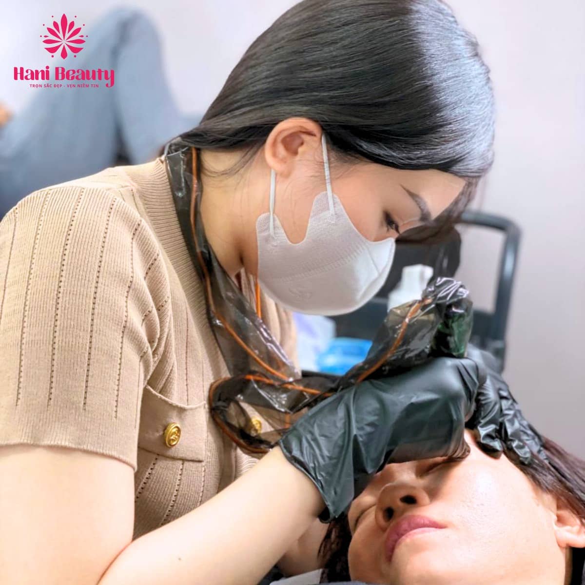 Học Hairstroke không khó, lộ trình bài bản, thực hành 80%, phù hợp người mới, tay run, nam giới và người lớn tuổi.