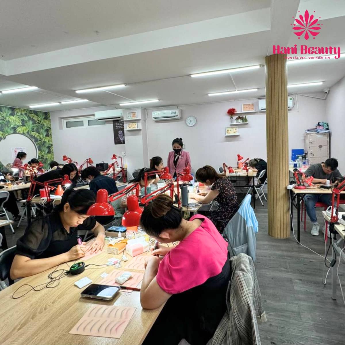 Khóa học Hairstroke tại Hani Beauty: học phí minh bạch, phòng học hiện đại, giáo trình chuẩn quốc tế và bảo hành trọn đời.