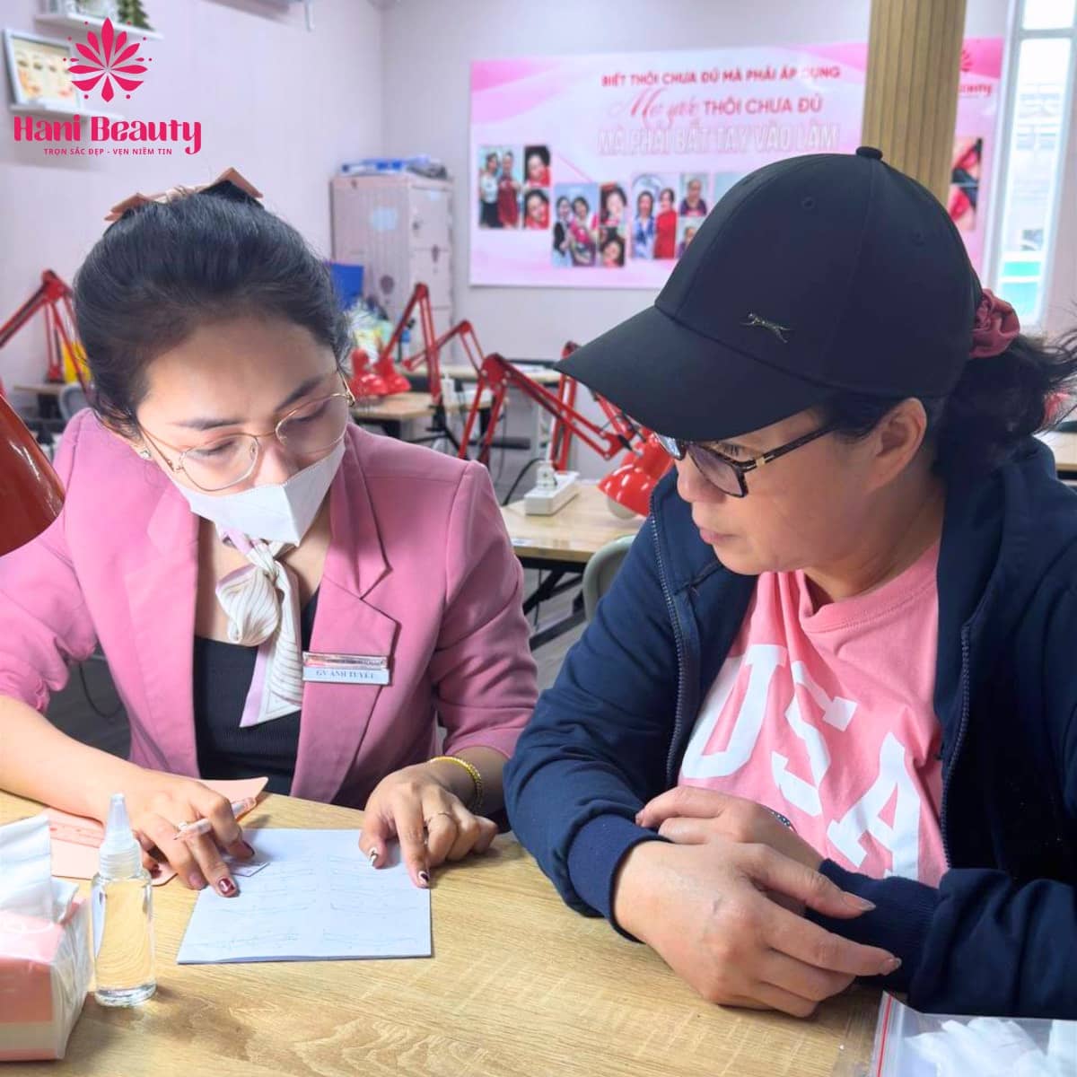 Nghề Hairstroke phù hợp cho nhân viên văn phòng, mẹ bỉm, sinh viên muốn đổi nghề và tăng thu nhập.