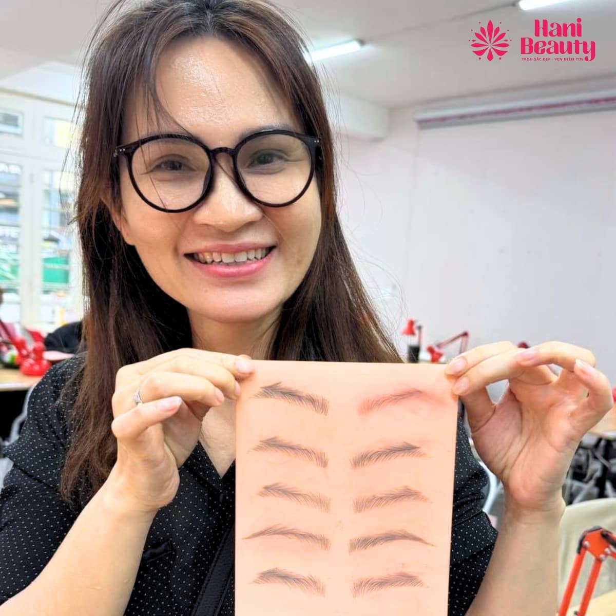 Bảng giá khóa học Hairstroke: ưu đãi trọn gói, bao gồm giáo trình, dụng cụ và hỗ trợ thực hành mẫu thật.