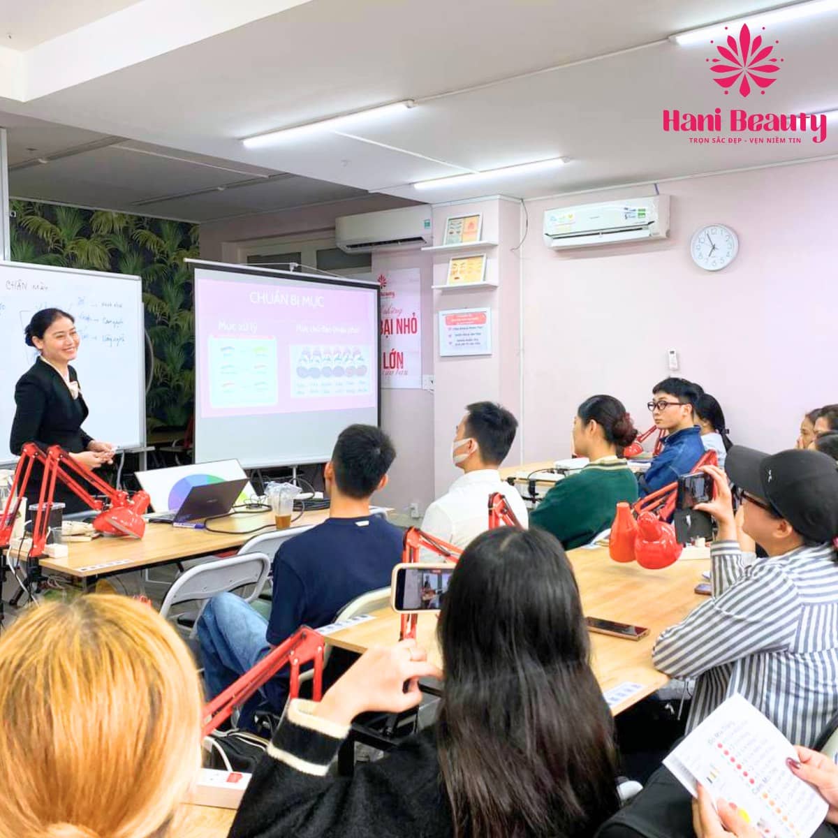 Học phun môi tại Hani Academy: học phí minh bạch, phòng ốc hiện đại, hướng dẫn cầm tay, hỗ trợ trọn đời cho học viên.