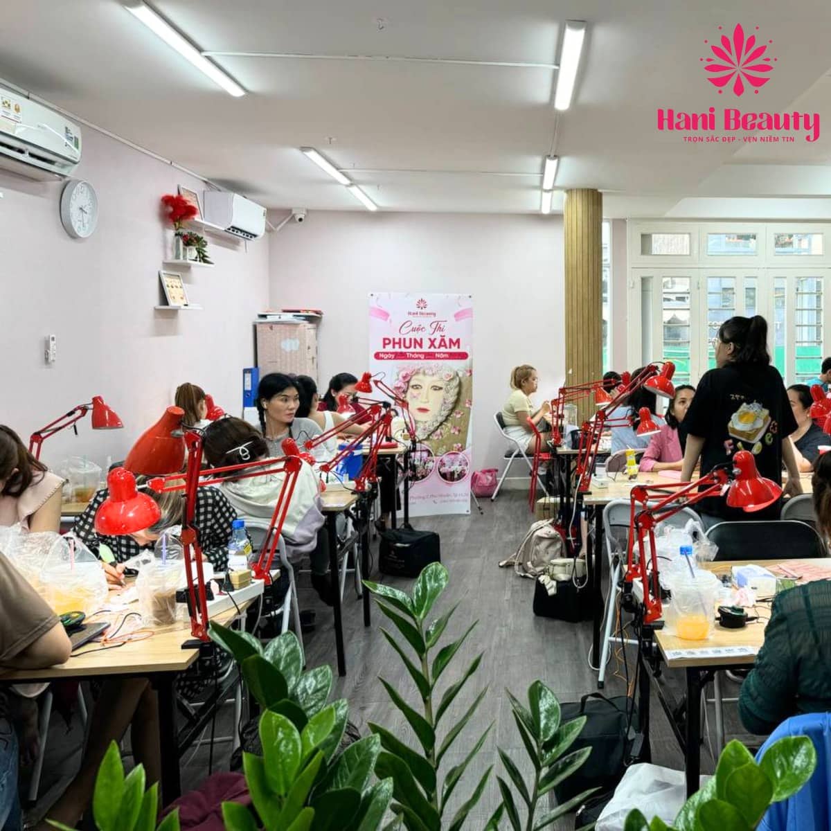 Học phun môi cho người mới tại Hani Academy, khóa học uy tín, thực hành 80%, giảng viên tận tâm, hỗ trợ trọn đời.