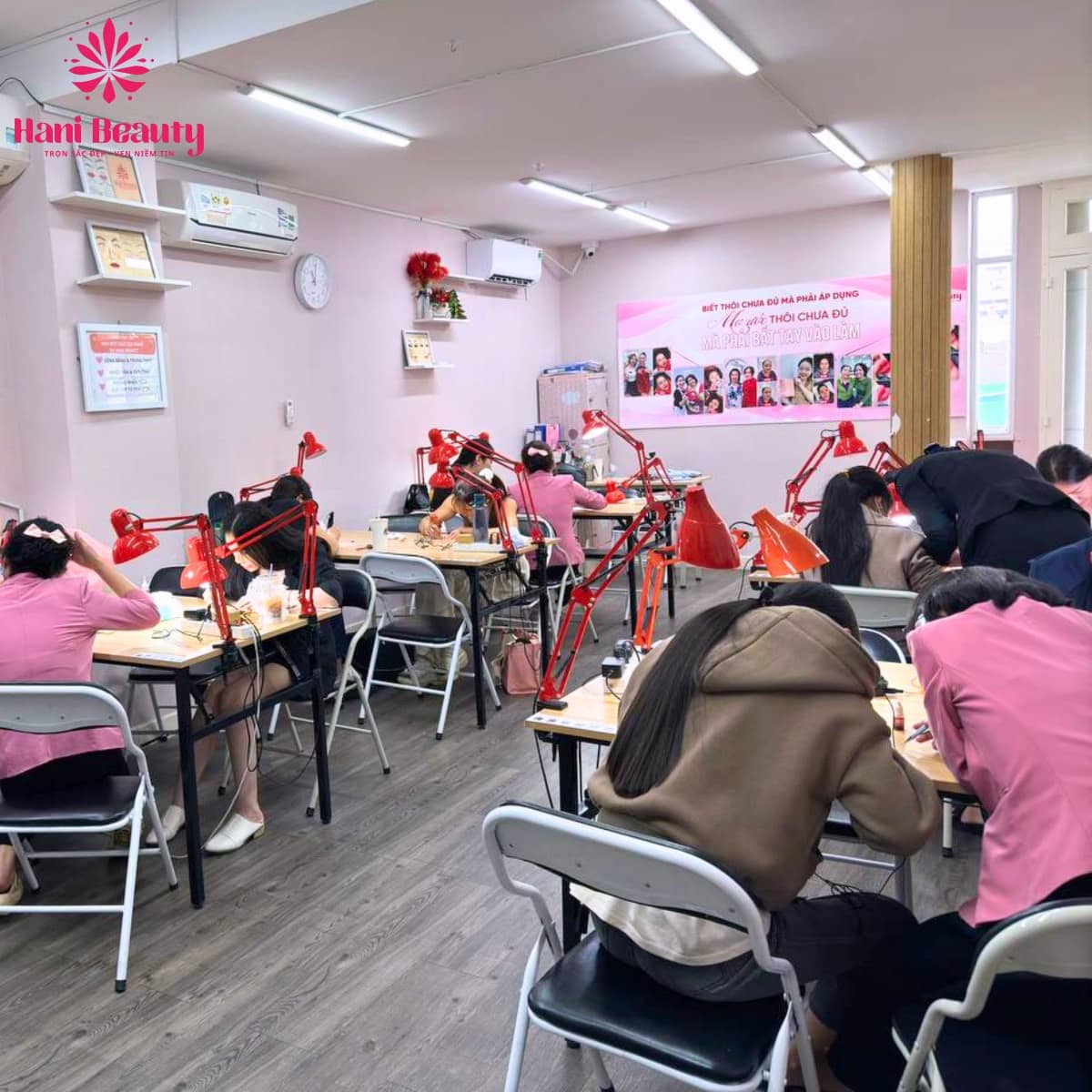 Liên hệ Hani Academy tại TP.HCM để đăng ký khóa học phun môi, tư vấn học viên mới và hỗ trợ nghề nghiệp trọn đời.