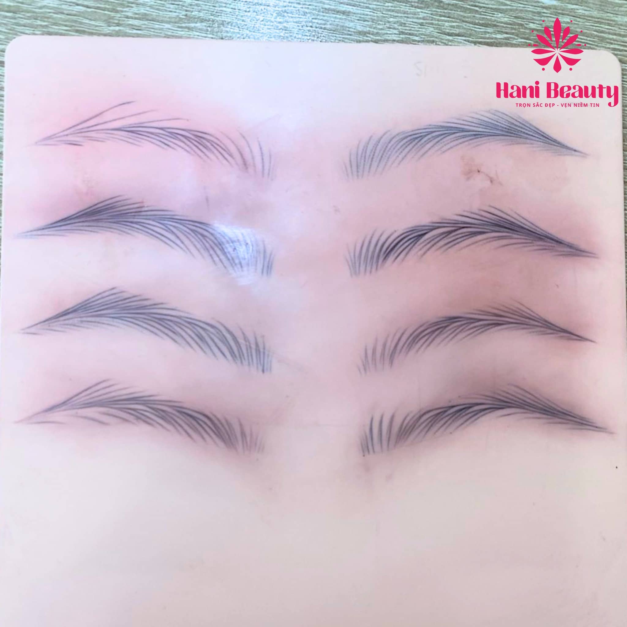 Khóa học phun xăm giá rẻ cho người mới với giáo trình quốc tế, thực hành nhiều, an toàn và dễ tiếp cận.