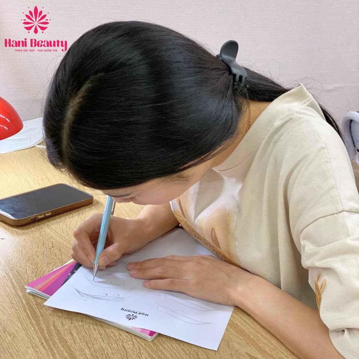 Xu hướng học phun xăm thẩm mỹ giá rẻ lan rộng toàn quốc, mở ra cơ hội nghề nghiệp ổn định và thu nhập cao.