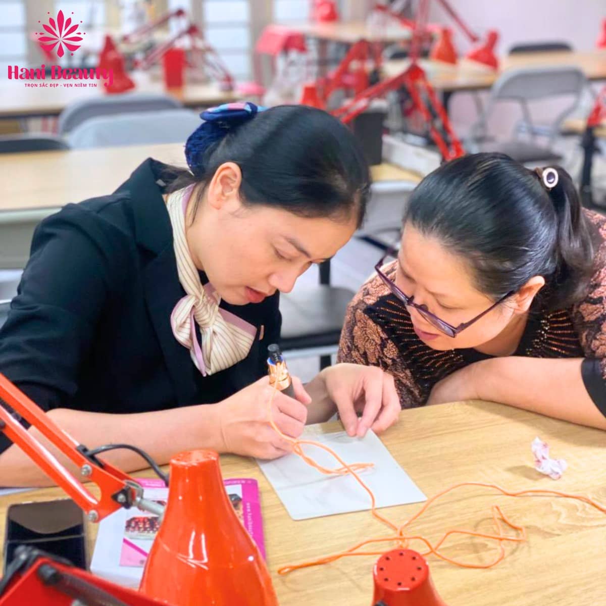 Khóa học phun xăm giá rẻ cho người mới giúp tiết kiệm chi phí, nắm vững kỹ thuật và nhận chứng chỉ quốc tế.