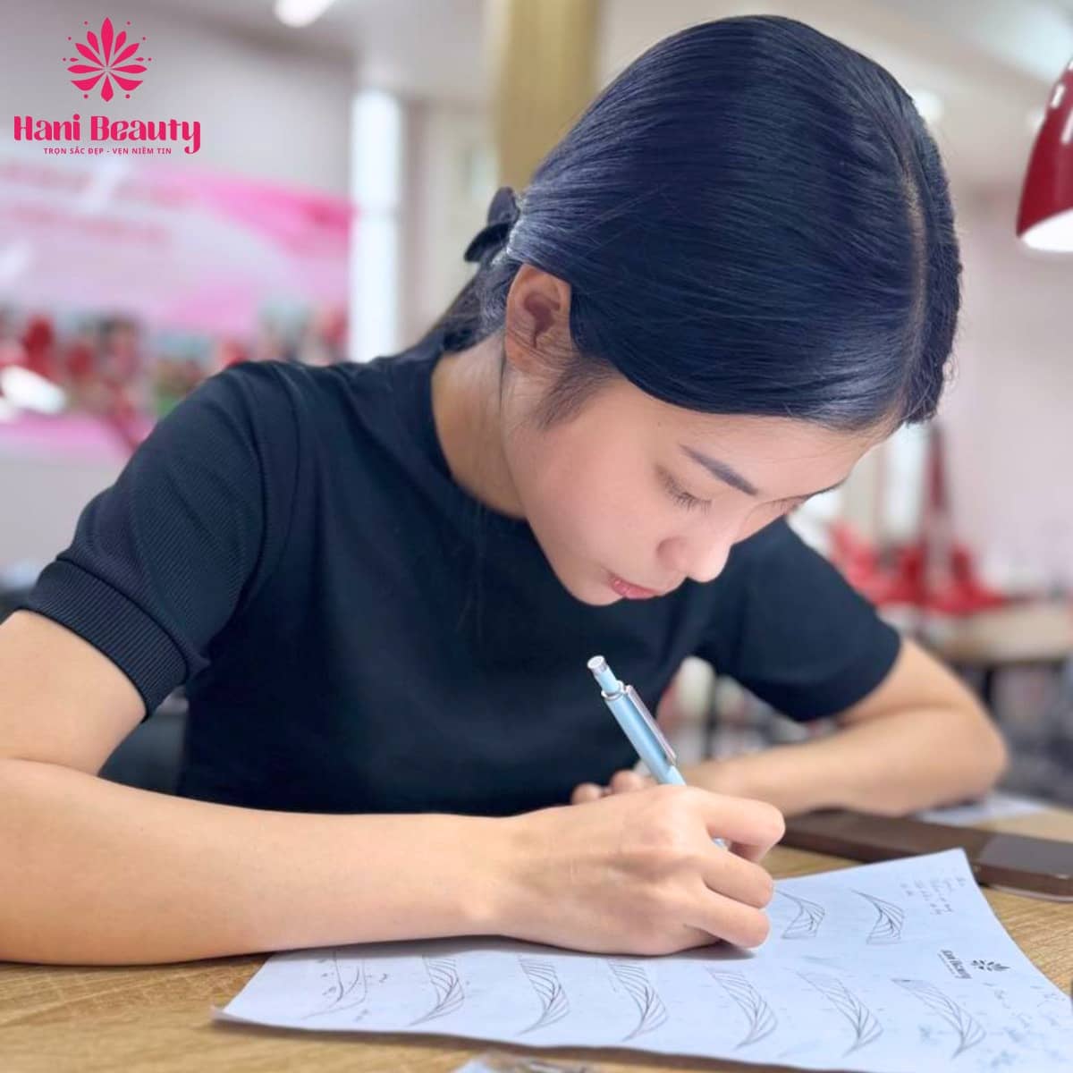 Khóa học phun xăm giá rẻ cho người mới với giáo trình chuẩn quốc tế, thực hành nhiều, cơ hội nghề nghiệp cao.