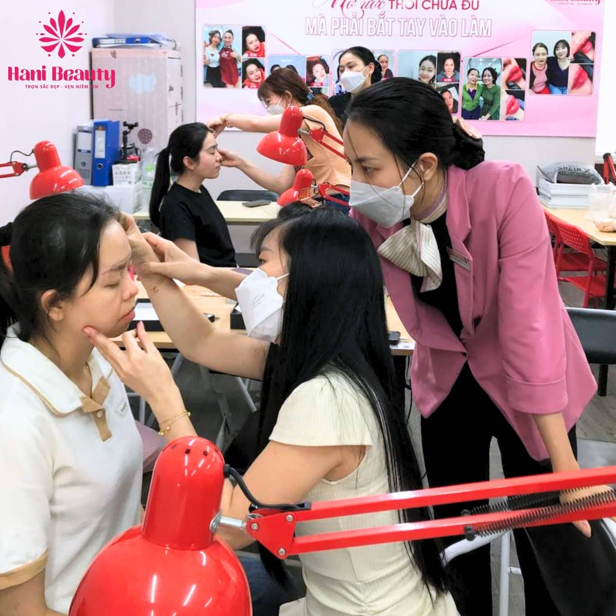 Nghề phun xăm mang lại thu nhập ổn định 8–50 triệu/tháng, dễ dàng phát triển sự nghiệp lâu dài và bền vững.