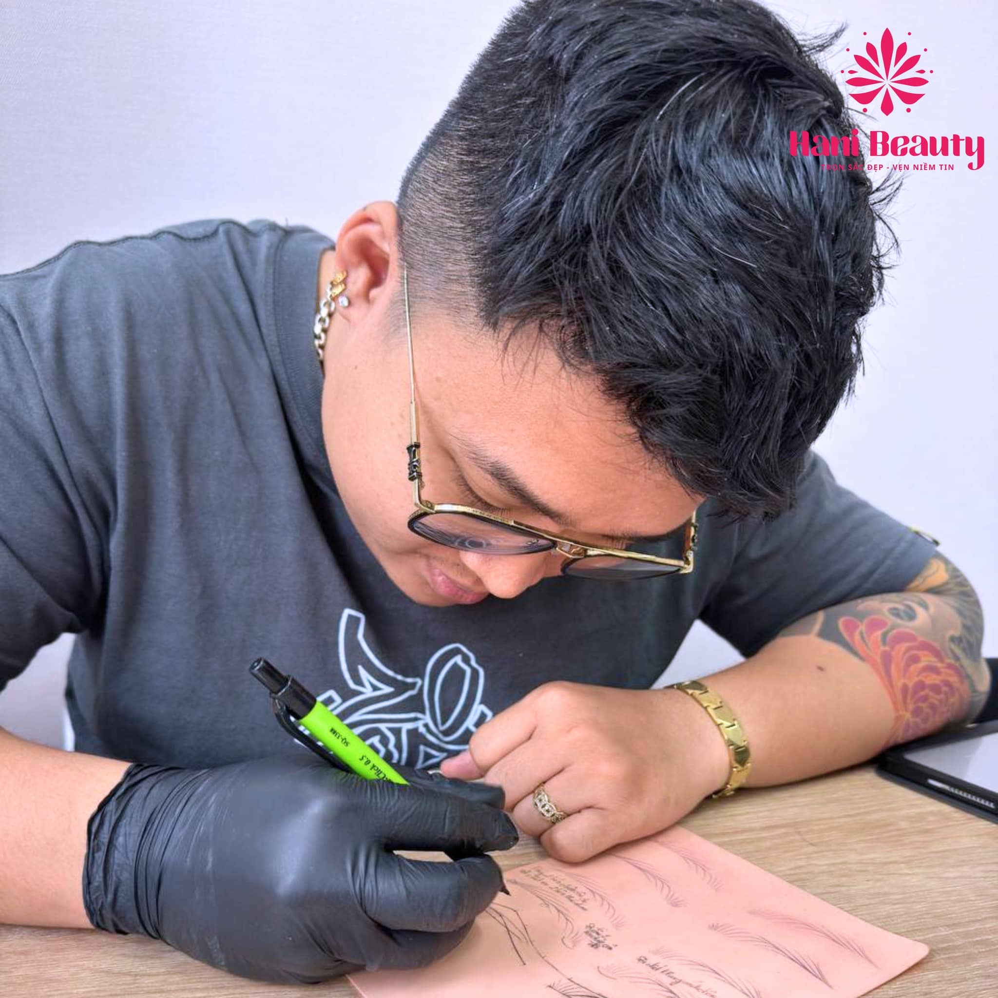 Học phun xăm giá rẻ ở Sài Gòn có thể gặp rủi ro như học nhanh ra nghề ảo, chi phí phát sinh, khó thực hành