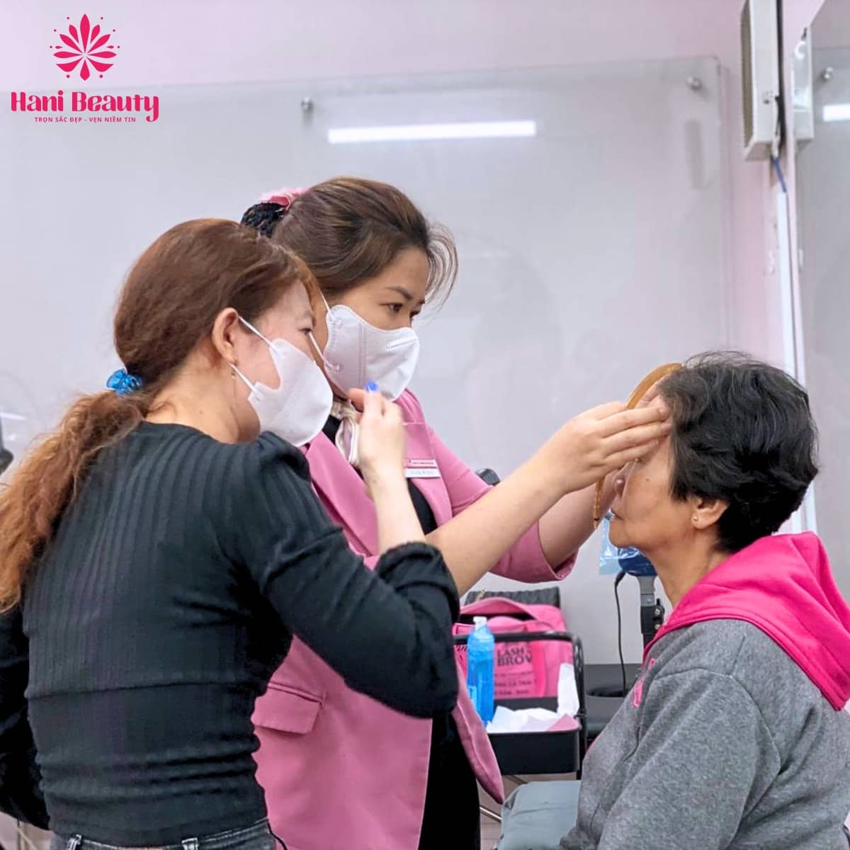 Học phun xăm giá rẻ tại Hani Academy: trọn gói, 80% thực hành trên mẫu thật, bảo hành kiến thức trọn đời