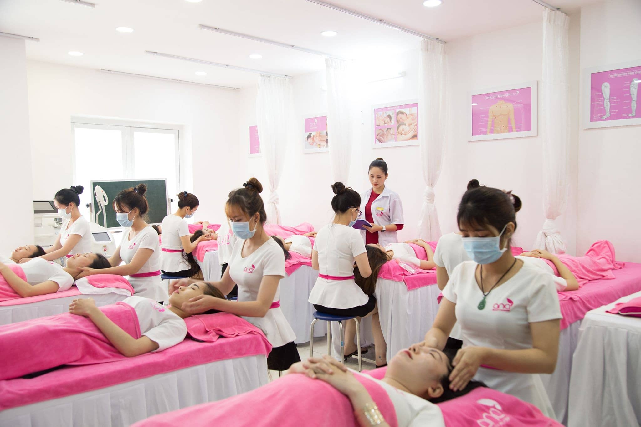 Khóa học phun xăm thẩm mỹ tại ANA Beauty Academy với chương trình đa dạng, thực hành trực tiếp trên mẫu thật.