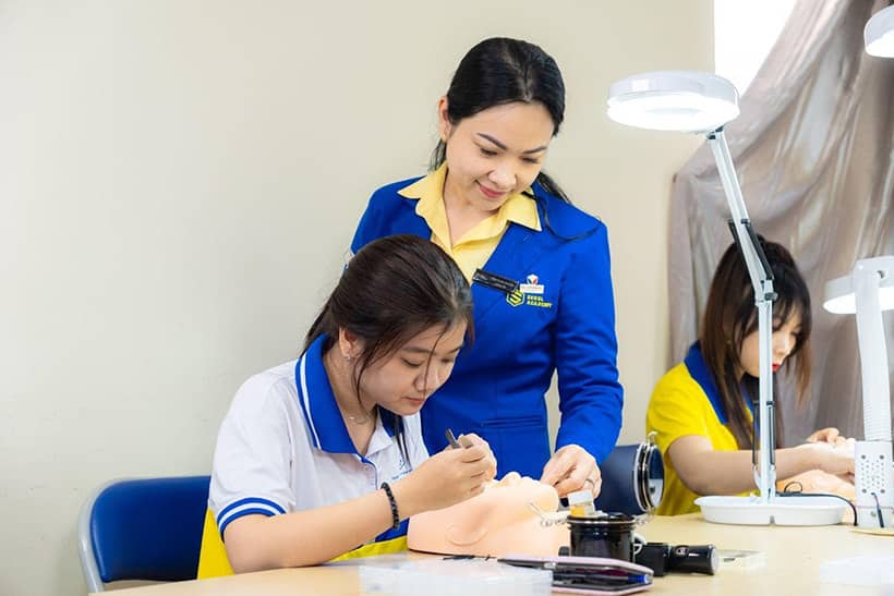 Học phun xăm thẩm mỹ tại Seoul Academy với chương trình từ cơ bản đến nâng cao, thực hành trực tiếp trên mẫu thật.