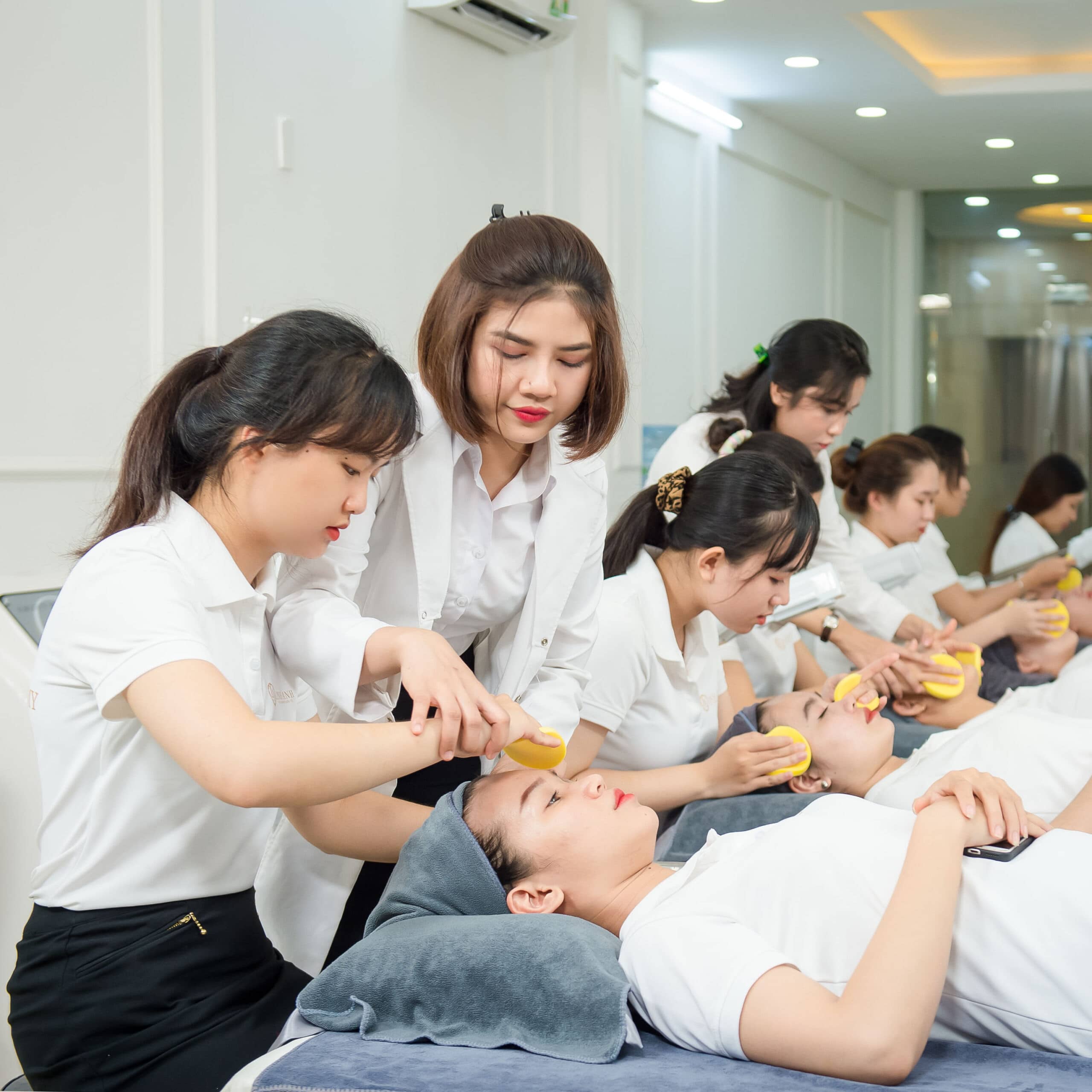 Học phun xăm thẩm mỹ chuyên sâu tại Trường Đào Tạo Linh Anh với chương trình từ cơ bản đến nâng cao.