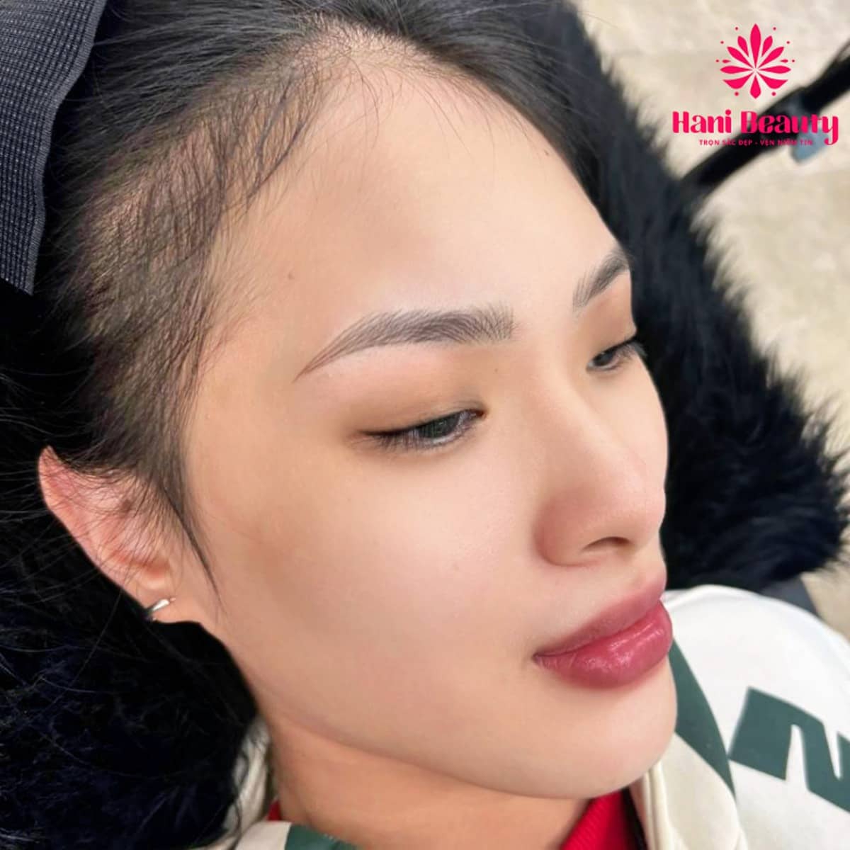 Khóa học phun xăm thẩm mỹ cơ bản tại Hani Beauty, thời gian 1,5–2 tháng, học phí 10–15 triệu, phù hợp cho người mới bắt đầu.