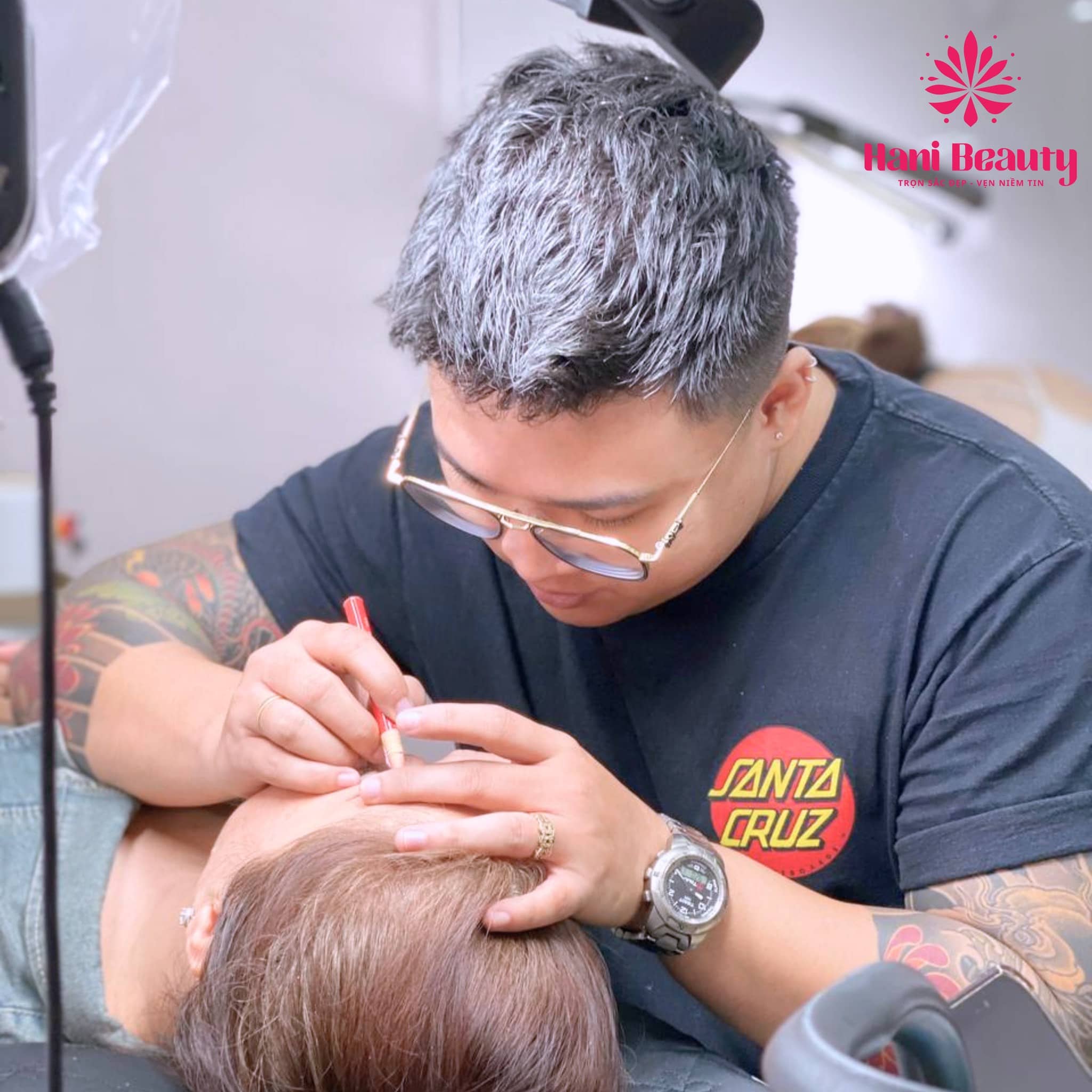 Mức học phí học phun xăm thẩm mỹ trung bình: cơ bản 10–15 triệu, nâng cao 18–30 triệu, trọn gói 25–40 triệu.