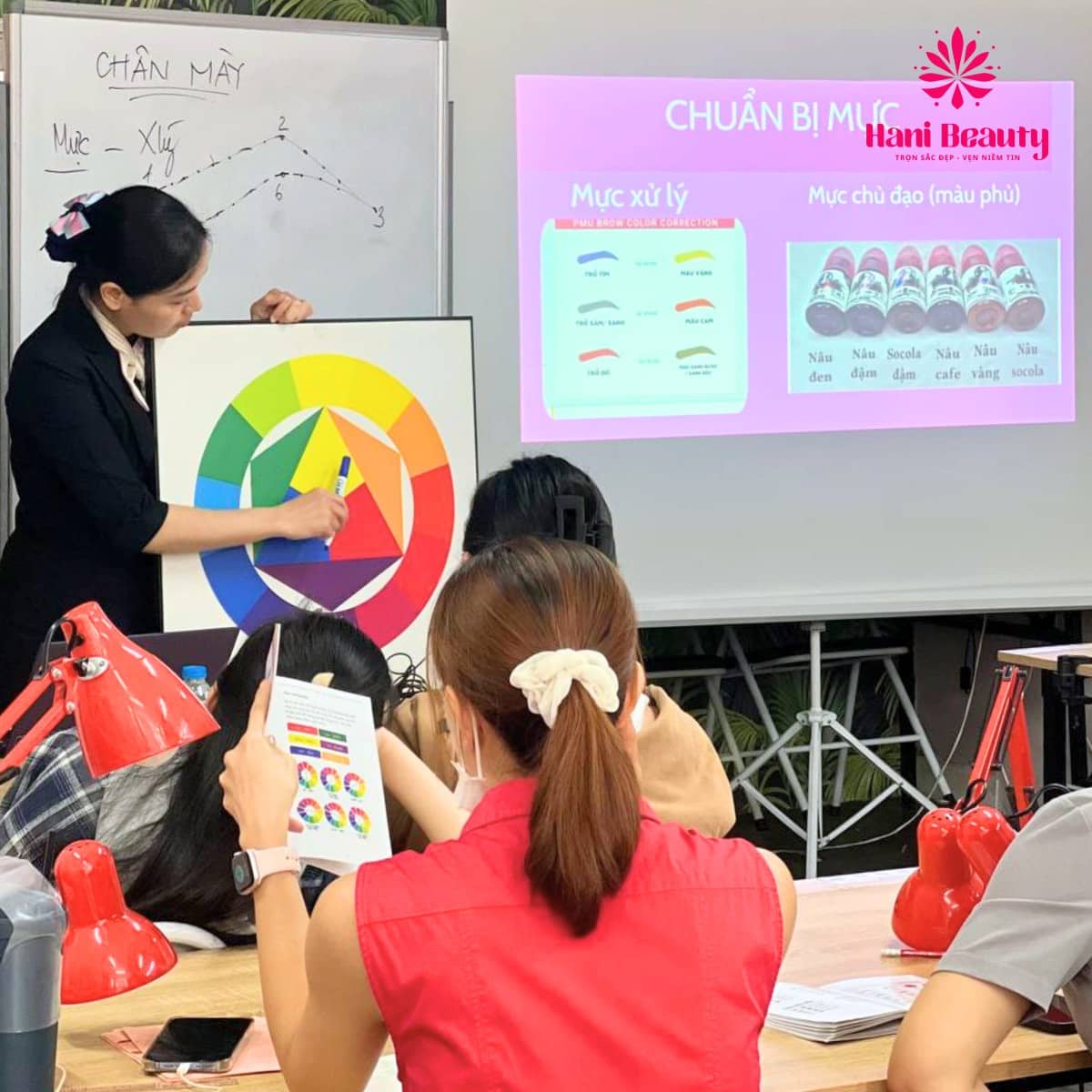 Khóa học phun xăm thẩm mỹ tại Hani Beauty: học phí minh bạch, cá nhân hóa chương trình, giảng viên kinh nghiệm kèm cặp 1:1.