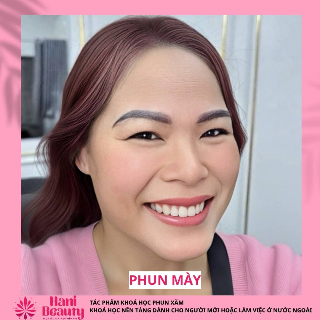 Học viên làm quen với lý thuyết cơ bản về cấu tạo da, cơ chế phun xăm, tỷ lệ vàng khuôn mặt và các trường hợp chống chỉ định trước khi thực hành phun xăm.