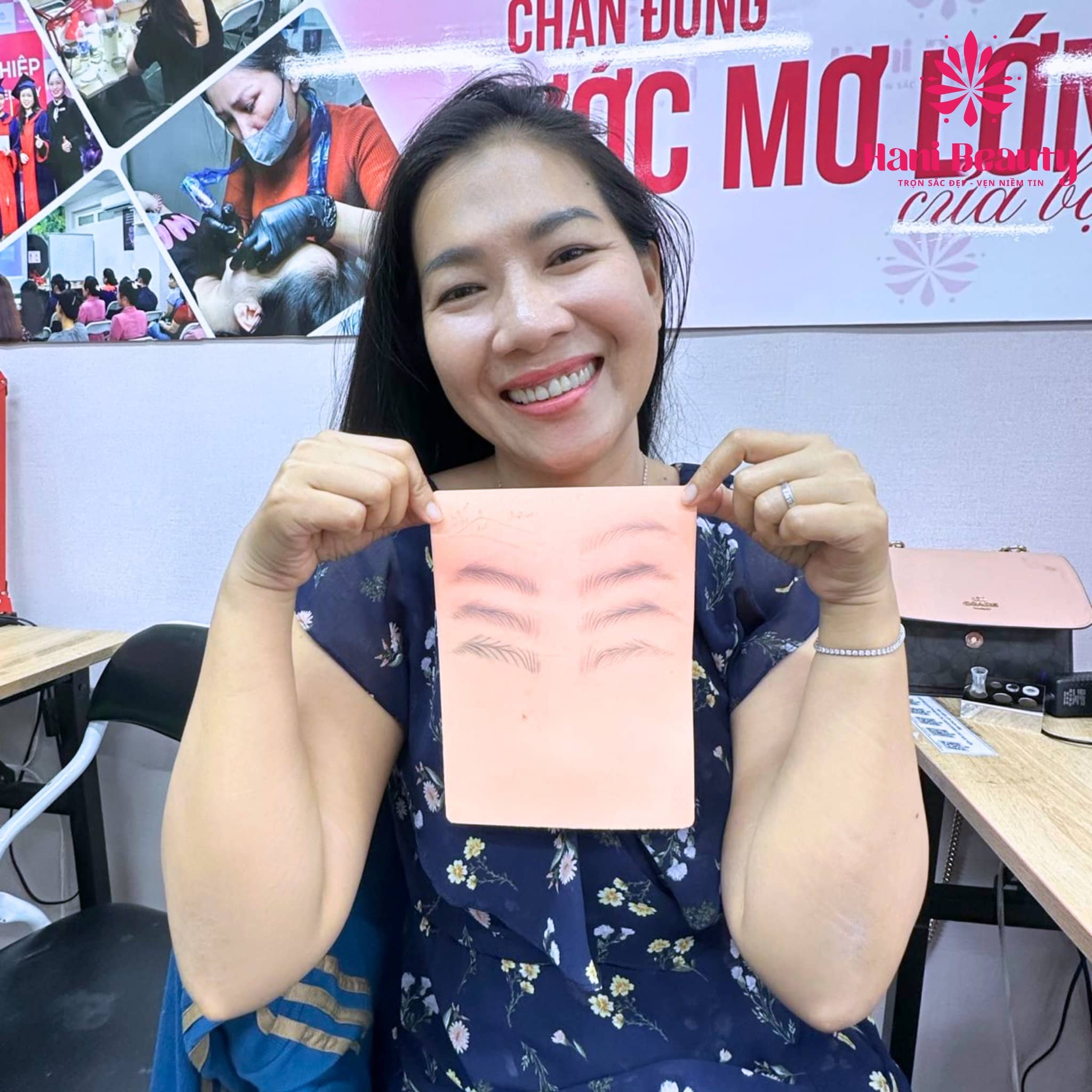 Nhờ những đặc quyền này, học viên tại Hani Beauty Academy không chỉ nắm vững kxy thuật phun xăm, mà còn tự tin ra nghề, tiết kiệm chi phí và thời gian, sẵn sàng tạo bước khởi nghiệp vững chắc trong ngành làm đẹp.