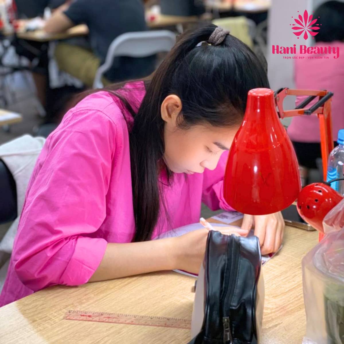 Những khó khăn thường gặp khi học phun xăm thẩm mỹ: chi phí, thiếu định hướng, yêu cầu tỉ mỉ và áp lực cạnh tranh.