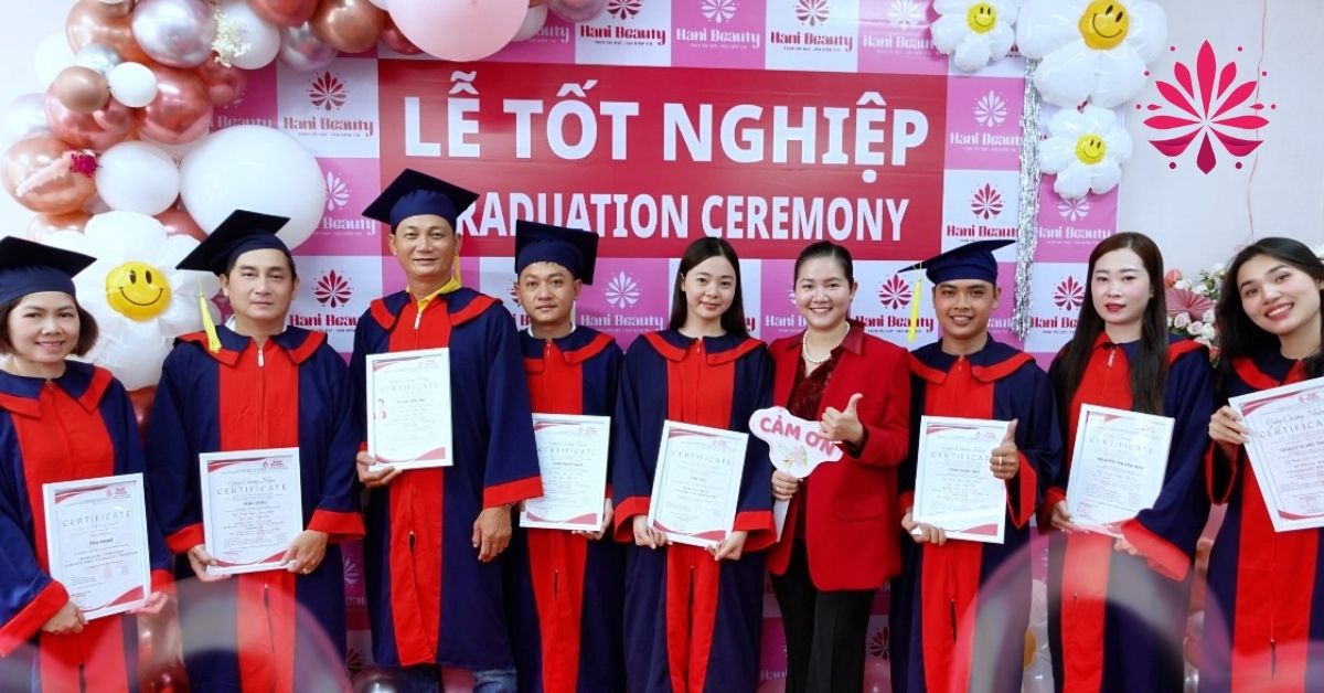 Học viên nhận chứng chỉ hành nghề sau khi tốt nghiệp