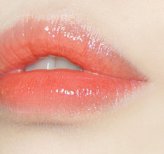 phun môi màu cam san hô