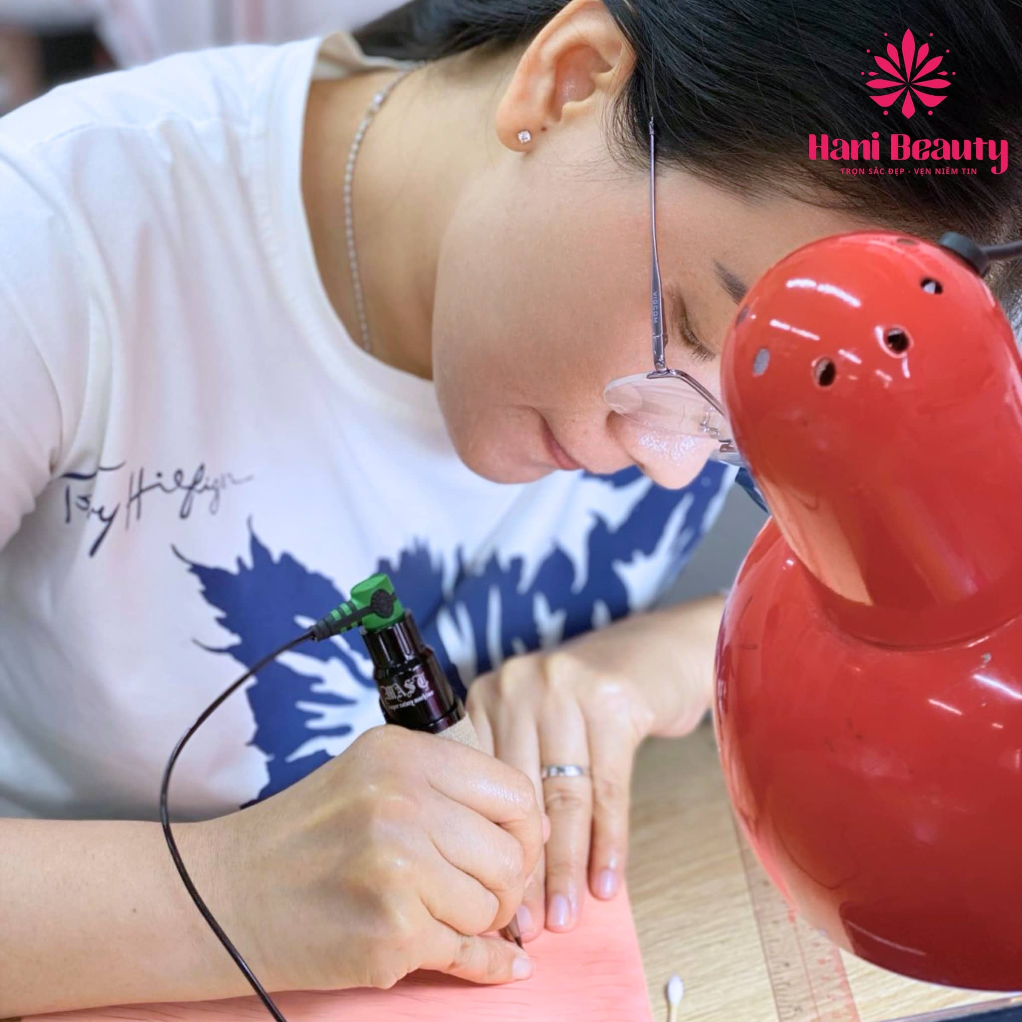 Giảng viên kèm cặp trong khóa học phun xăm chuyên nghiệp cho người mới