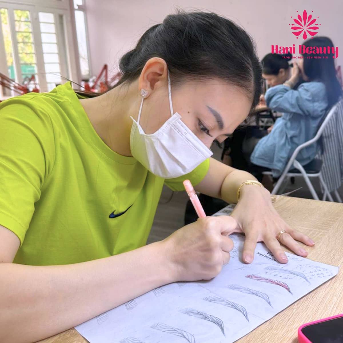 Cấp bằng chứng chỉ hợp pháp sau khóa học phun xăm chuyên nghiệp cho người mới