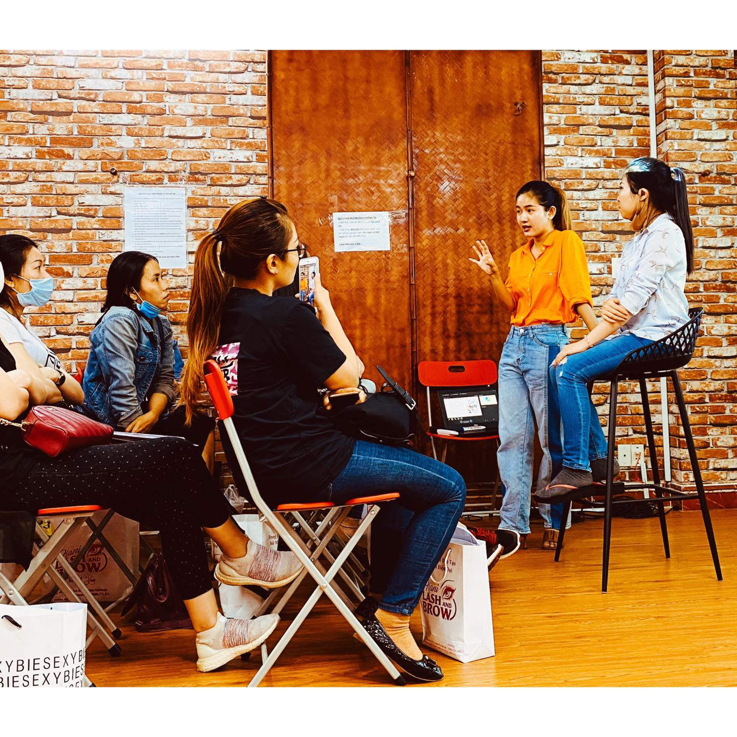 lớp học nối mi và học viên