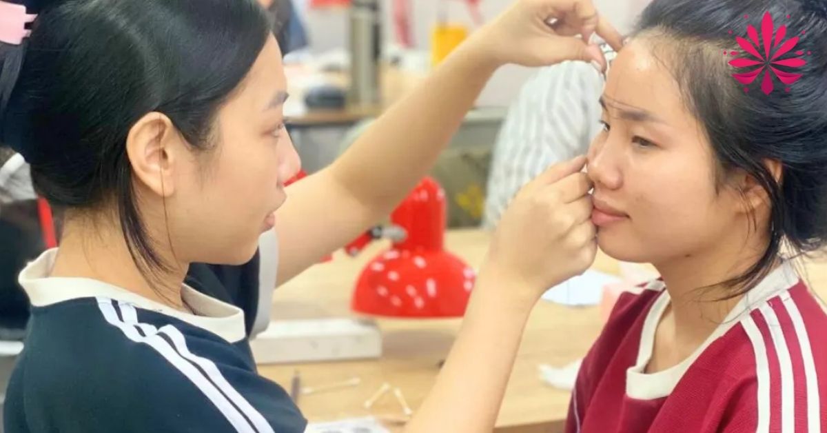 Bảng so sánh giúp bạn thấy rõ ưu điểm nổi bật của lớp học phun xăm chuẩn Spa lịch học cuối tuần