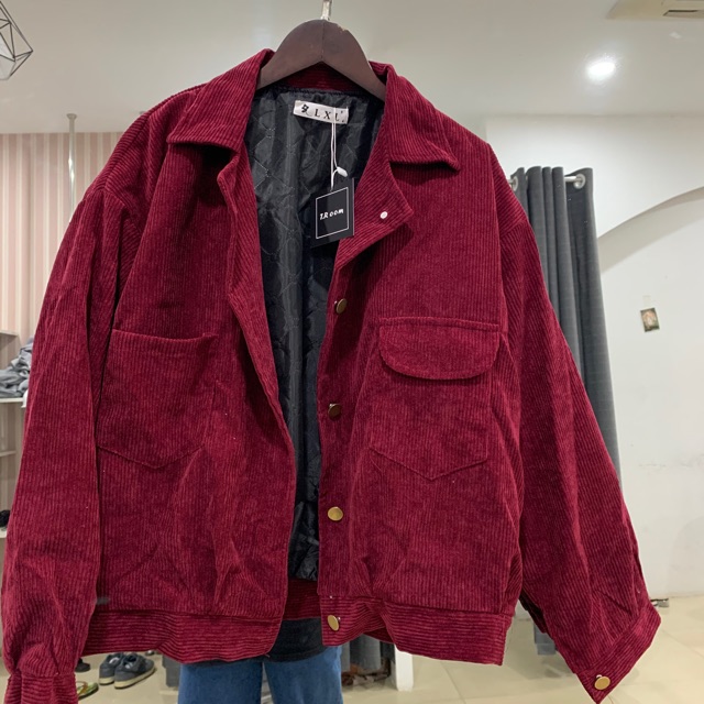 Ấm áp với áo khoác từ vải nhung tăm đỏ Ấm áp với áo khoác từ vải nhung tăm đỏ