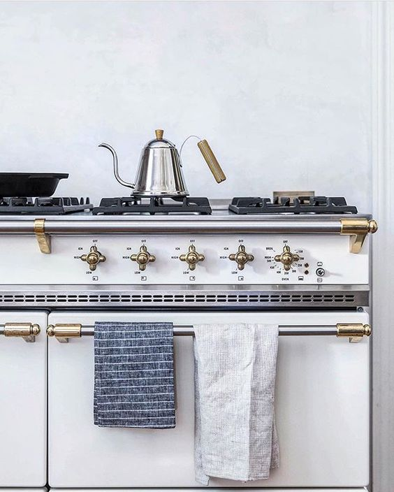 Chiếc khăn linen kẻ sọc tạo nên góc bếp dễ thương đốn tim các bạn mê decor nhà Chiếc khăn linen kẻ sọc tạo nên góc bếp dễ thương đốn tim các bạn mê decor nhà