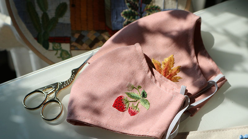 Khẩu trang linen thêu hoa Khẩu trang linen thêu hoa