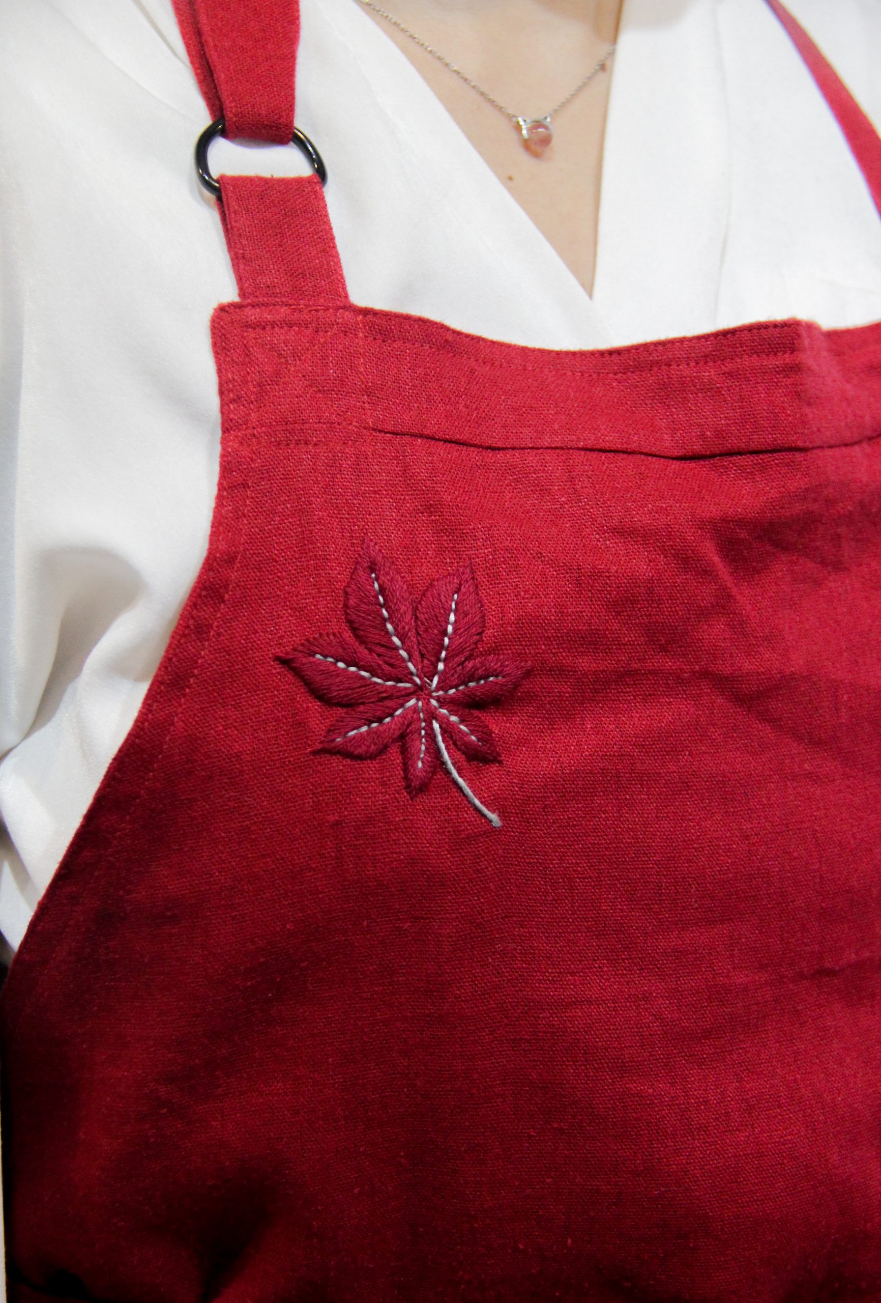 Vải linen đỏ may tạp dề với họa tiết xinh xắn Vải linen đỏ may tạp dề với họa tiết xinh xắn