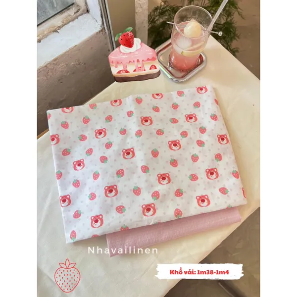 Vải Họa Tiết Cotton Hoạ Tiết Gấu Dâu Nền Trắng Chất Liệu Cao Cấp