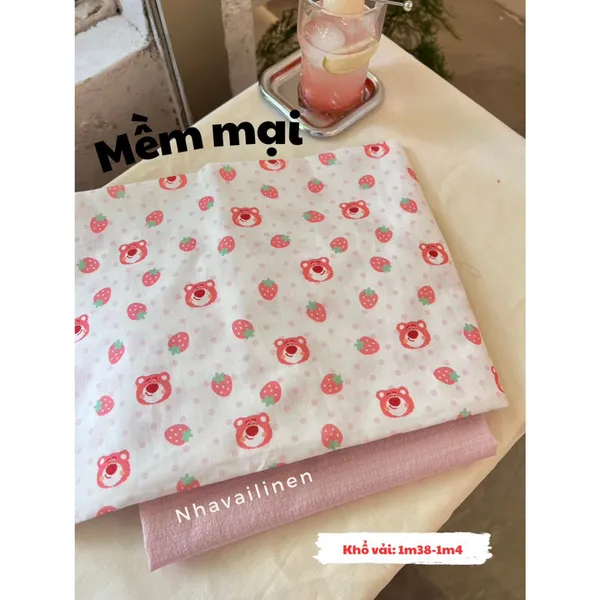 Vải Họa Tiết Cotton Hoạ Tiết Gấu Dâu Nền Trắng Chất Liệu Cao Cấp