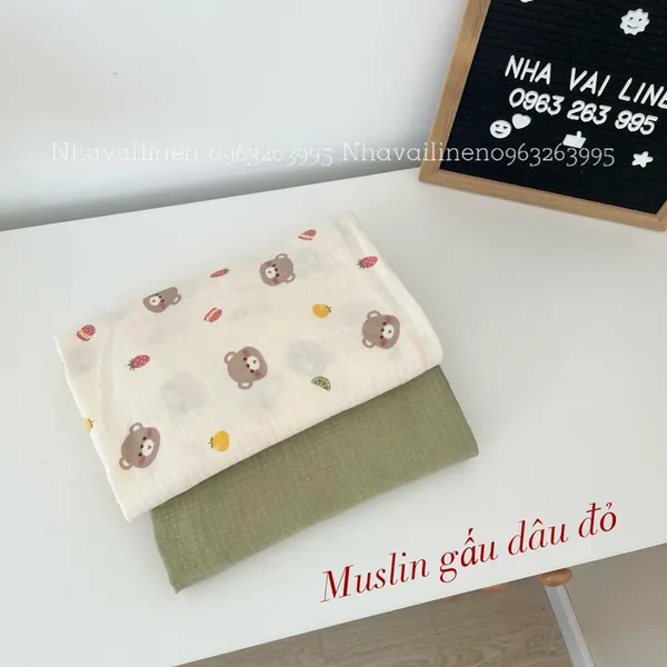 Vải xô muslin cao cấp 2 lớp hoạ tiết gấu dâu đỏ