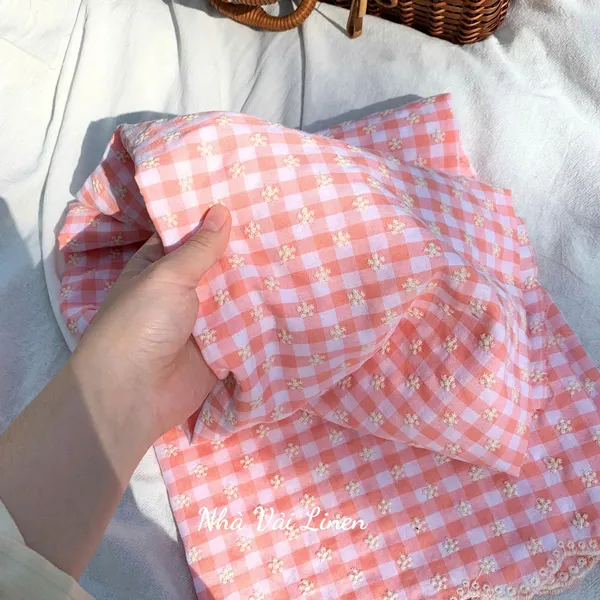 Vải boi thêu hoa nhí nền hồng