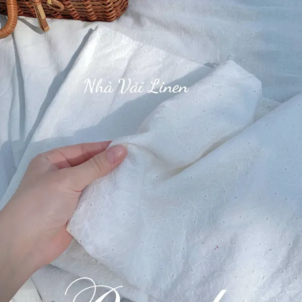 Vải boi thêu hoa tám cánh nền trắng
