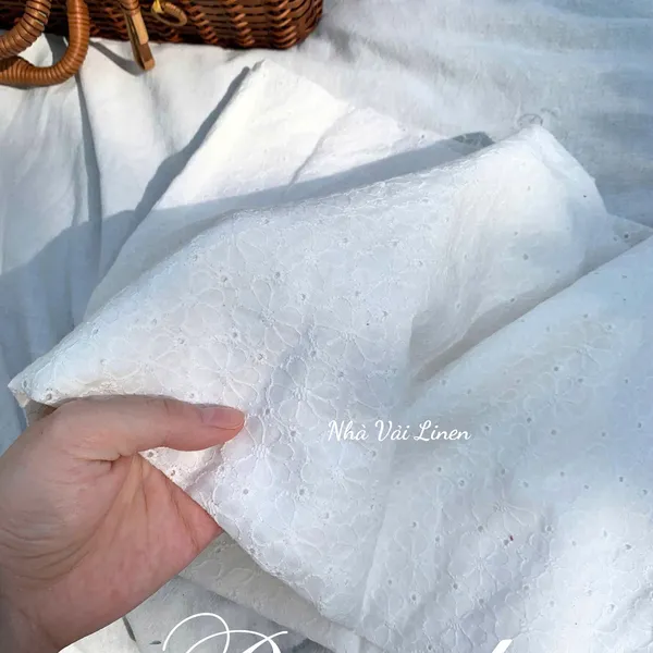Vải boi thêu hoa tám cánh nền trắng