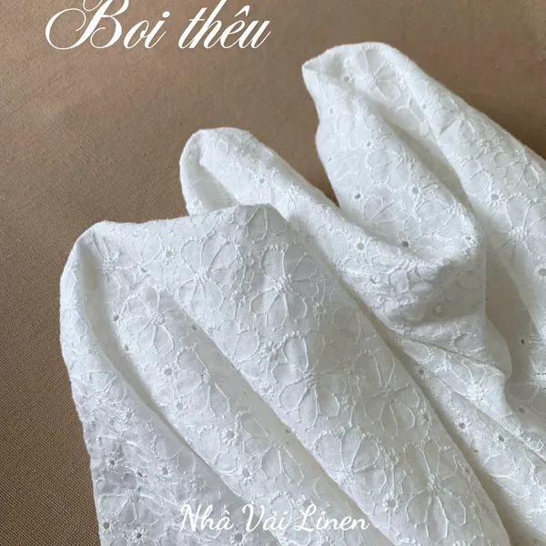 Vải boi thêu hoa tám cánh nền trắng