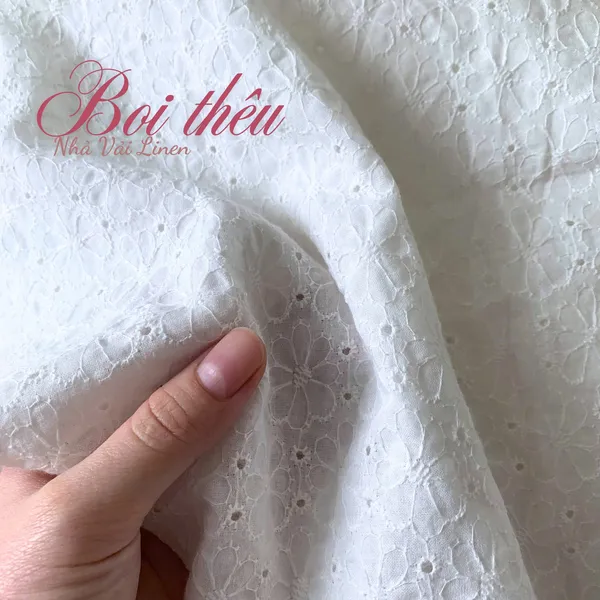 Vải boi thêu hoa tám cánh nền trắng